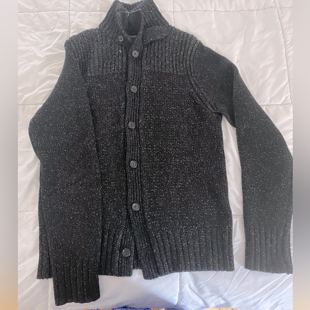 READY FOR WINTER! Men’s Banana Republic button down sweater, size Medium.